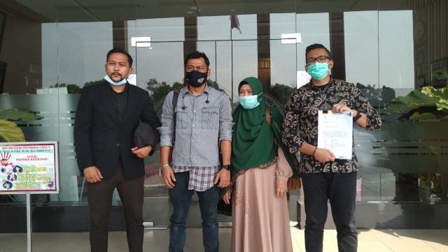 Keluarga penggugat bersama kuasa hukumnya usai menghadiri sidang mediasi perdana di Pengadilan Negeri Karimun. Foto: Khairul S/kepripedia.com