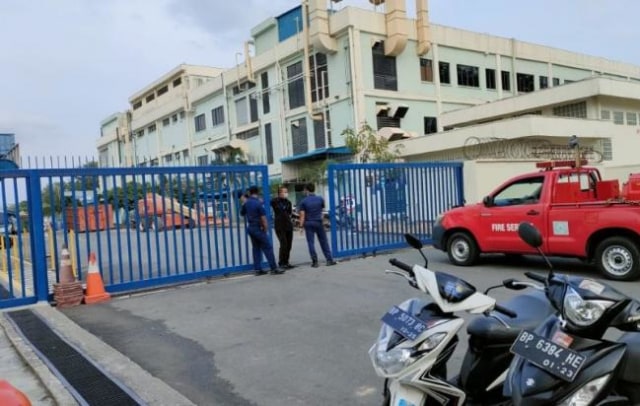 Sejumlah sekuriti berjaga di gerbang pabrik PT Rapala, Kawasan Batamindo. (Foto: Reza/Batamnews)