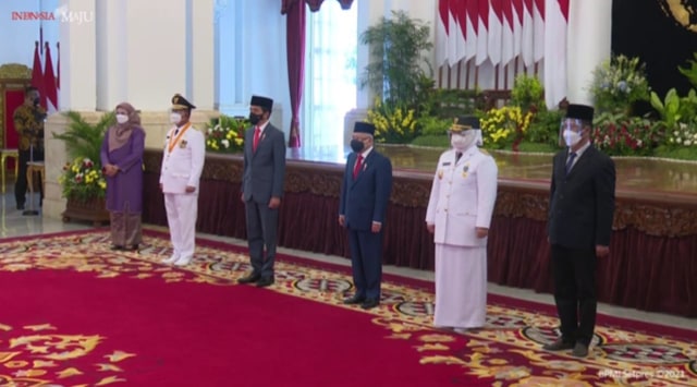 Prosesi pelantikan Gubernur dan Wakil Gubernur Sumatera Barat, Kepulauan Riau, dan Bengkulu, di Istana Negara, Jakarta, Kamis (25/2). Foto: Istimewa