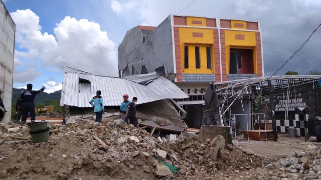 Pembersihan reruntuhan rumah milik salah satu warga di Mamuju usai gempa 6,2 magnitudo. Foto: Adi Pallawalino/SulbarKini