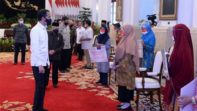 Presiden Joko Widodo, saat meluncurkan Program Banpres Produktif Usaha Mikro (BPUM) sebagai salah satu skema untuk membantu para pelaku usaha kecil dan mikro, Senin, 24 Agustus 2020, di Istana Negara Jakarta. Foto: Humas Kemensetneg.