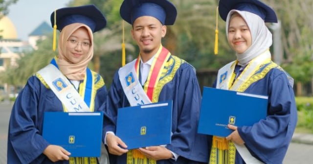 Kampus di Indonesia dengan Seragam Wisuda Unik - kumparan.com