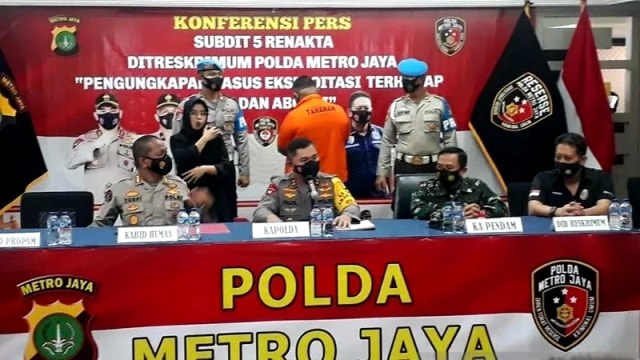 Kapolda Metro Jaya Irjen Pol Fadil Imran (tengah) berikan keterangan dalam kasus penembakan oleh oknum polisi yang menewaskan tiga orang di Cengkareng, Jakarta Barat, Kamis (25/2/2021). Foto: Polda Metro Jaya/HO ANTARA
