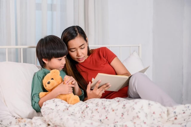 Ilustrasi membaca dongeng bersama anak. Foto: Shutterstock