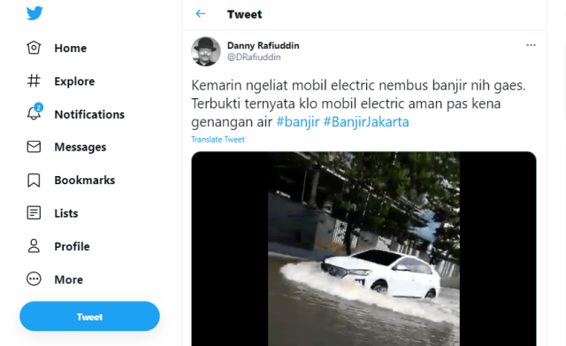 Aksi Mobil Listrik Hyundai Ioniq Terabas Banjir Jakarta (223012)