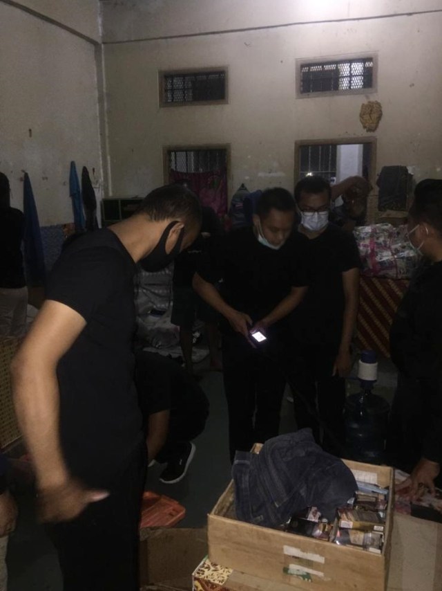 Lapas Kelas IIA Banceuy menggelar razia hunian warga binaan pada Kamis (25/2). Foto: Dok. Istimewa