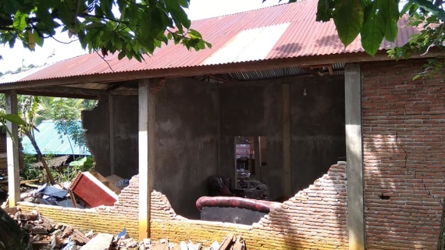 Rumah warga di Desa Botteng Utara, Kabupaten Mamuju, Sulawesi Barat rusak imbas gempa 6,2 magnitudo. Foto: Adi Pallawalino/SulbarKini