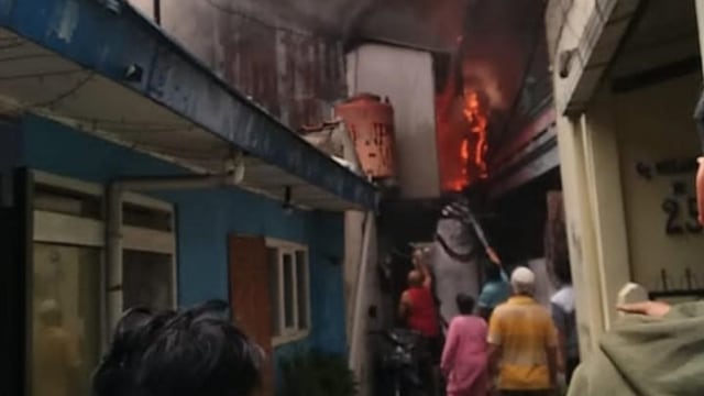 Kebakaran terjadi di perumahan padat penduduk, Kecamatan Cibeunying Kaler, Kota Bandung, Sabtu (25/2).  Foto: Dok. Istimewa