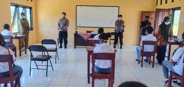 Polsek Sausapor sedang menggelar sosialisasi kepada siswa SMA Fef terkait penerimaan anggota Polri