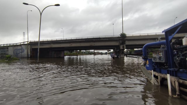 Banjir di Jalan Kaligawe, Semarang, Jawa Tengah, pada Kamis (25/2) sore. Foto: Dok. Istimewa
