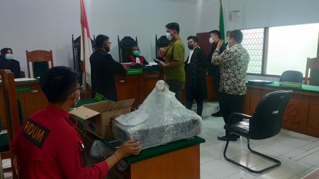 Jaksa menunjukkan barang bukti kepada majelis hakim, saksi ahli dan pihak terdakwa/Yovy Hasendra