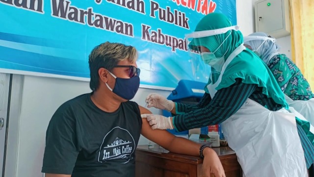 Wartawan PanturaPost, Fajar Eko Nugroho disuntuk vaksin COVID-19.