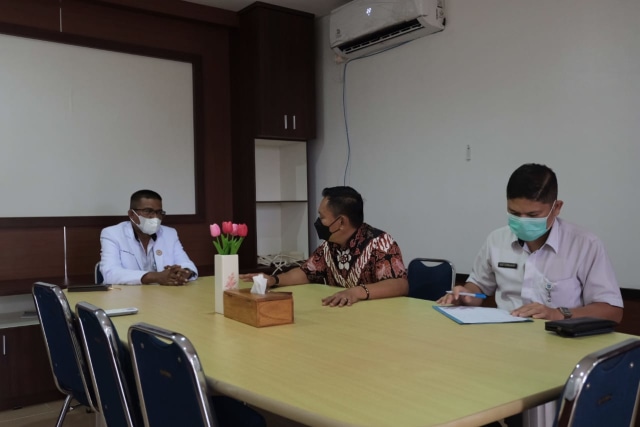 Ketua DPRD Kepulauan Bangka Belitung (Babel), Herman Suhadi (Kemeja Batik) saat kunjungi  RSUD Dr (HC) Ir Soekarno Provinsi Kepulauan Bangka Belitung di Desa Air Anyir Kabupaten Bangka. (Ist)