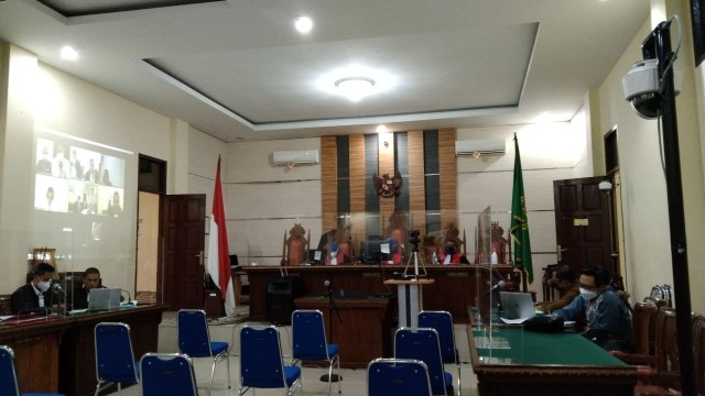 Sidang lanjutan Peninjauan Kembali (PK) pada perkara suap fee proyek oleh mantan Bupati Lampung Utara, Agung Ilmu Mangkunegara yang hadir secara virtual. Sidang ini menghadirkan Saksi Ahli Pidana, Muzakir secara virtual. Majelis Hakim, Penasihat Hukum Pemohon dan Jaksa Penuntut Umum (Termohon) hadir secara langsung di ruang sidang Tipikor PN Tanjung Karang, Kamis (25/2). | Foto : Bella Sardio/Lampung Geh