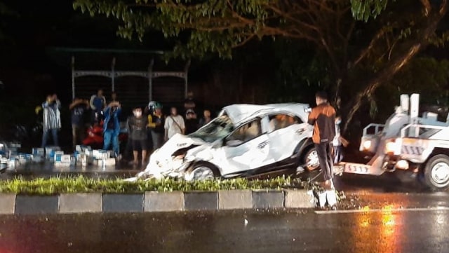 Evakuasi mobil yang terlibat kecelakaan di Silayur, Semarang. Foto: Dok. Istimewa