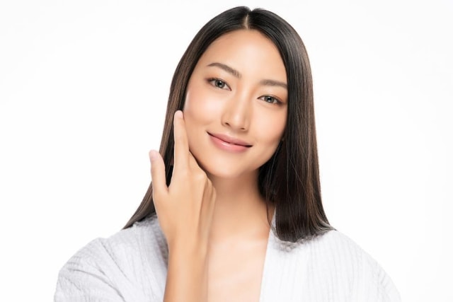 Tak hanya mencerahkan wajah, tone up cream juga bisa melembabkan, mengurangi produksi minyak berlebih, dan melindungi wajah dari sinar UV. Foto: Shutterstock