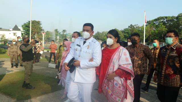 Bobby Nasution jelang pelantikan bersama istrinya Kahiyang Ayu. Foto: Rahmat Utomo/kumparan