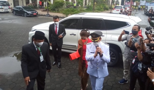 Gibran Rakabuming didampingi istri tiba di kantor DPRD. Foto: Dok. Istimewa