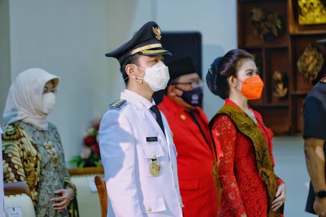 Gibran Rakabuming didampingi Istri saat pelantikan Wali Kota dan Wakil Wali Kota Solo terpilih di gedung DPRD. Foto: Dok. Istimewa