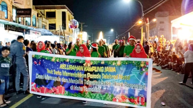 Umat muslim di Kota Tomohon ikut memeriahkan pawai Natal yang diselenggarakan oleh Pemerintah Kota Tomohon