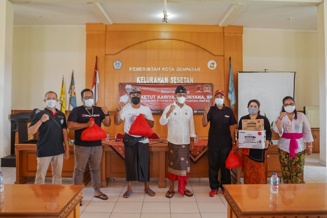 Kariyasa Adnyana Serahkan 200 Paket Sembako untuk Kelurahan Sesetan