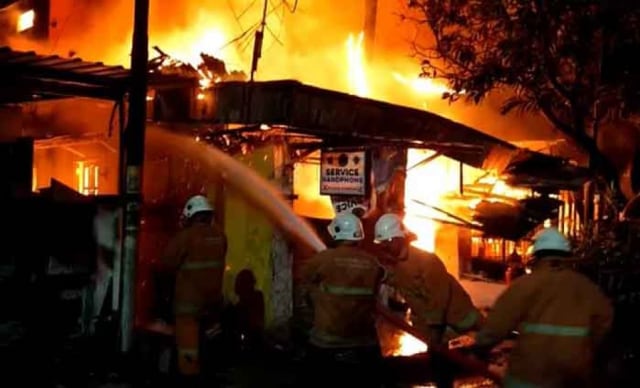 Ibu dan Anak di Surabaya Tewas Terjebak dalam Rumah yang Terbakar