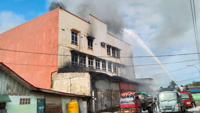 Puluhan mobil tangki air mencoba padamkan api di bagian belakang atap gedung Toko SKT Jawa Timur, foto : Yanti/Balleo News