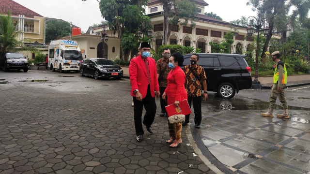 Mantan Wali Kota Solo FX Hadi Rudyatmo menghadiri pelantikan Gibran Rakabuming-Teguh Prakosa di DPRD Kota Solo