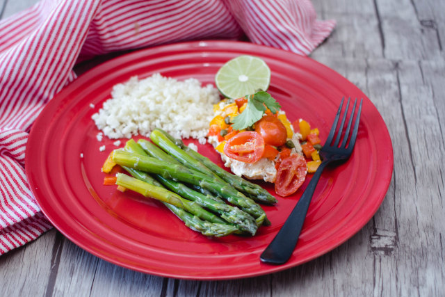 Ikan dengan asparagus, nasi, dan tomat. Foto: Marco Verch via Flickr