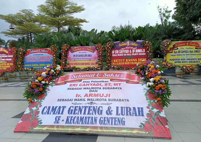 Deretan karangan bunga di Balai Kota Surabaya sebagai ucapan selamat atas pelantikan Eri-Armudji. Foto-foto: Masruroh/Basra