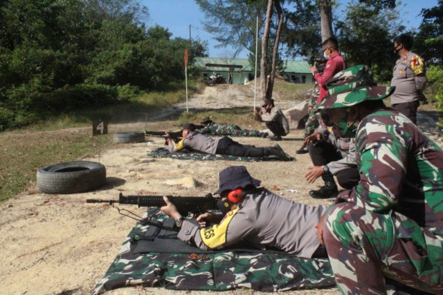Personel Polres Karimun mengikuti latihan menembak bersama TNI-Polri di Karimun. Foto: Khairul S/kepripedia.com