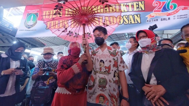 Blusukan Perdana, Gibran Tinjau Kesiapan Vaksinasi di Pasar Klewer dan Gede (63993)