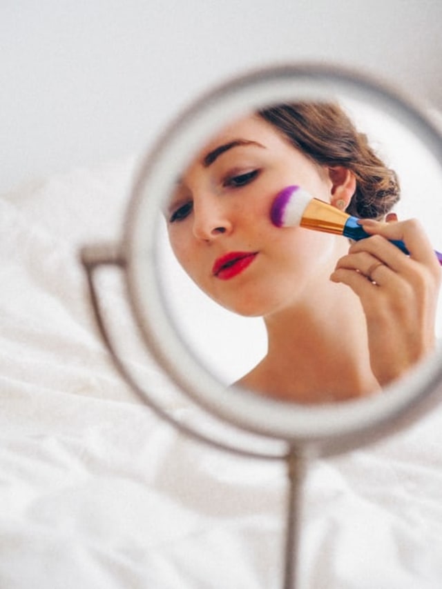 Ilustrasi Wanita Menggunakan Make Up. Foto: Unsplash