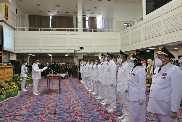 Gubernur Lampung Arinal Djunaidi mengambil sumpah jabatan tujuh kepala daerah dan wakil kepala daerah hasil Pilkada Serentak 2020, Jumat (26/2) | Foto : Adpim Pemprov Lampung