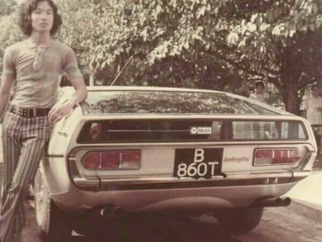 Foto Crazy Rich Indonesia tahun 1970-an bersama Lamborghini-nya. (Foto: Facebook/Sejarah Dulu)