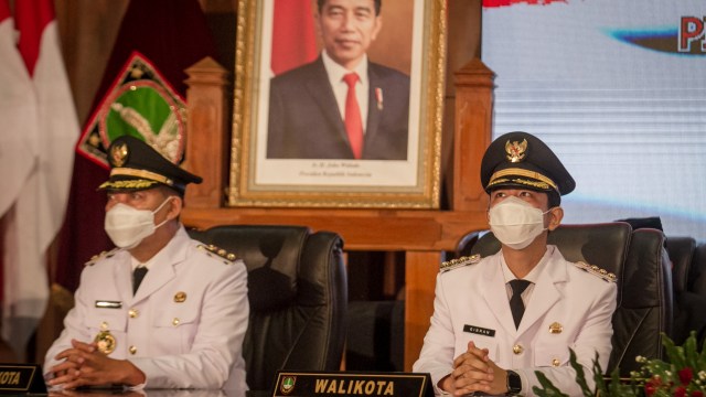 Pelantikan Gibran Jadi Walkot Solo: Jokowi Tak Hadir hingga Langsung Blusukan (692487)