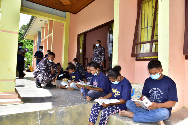 Prajurit TNI-AL Mengajar di Kampung Terpencil di Papua Barat (341932)