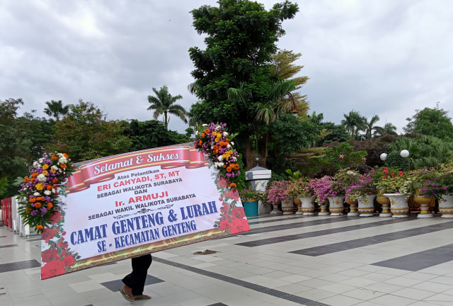 Karangan bunga ucapan selamat dari warga Surabaya kepada Eri-Armudji. Warga Surabaya berharap Eri meneruskan program Risma. Foto: Masruroh/Basra
