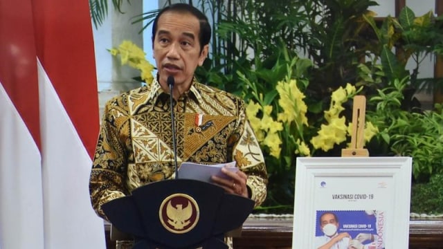 Presiden Joko Widodo saat meluncurkan Program Konektivitas Digital 2021 dan Prangko Seri Gerakan Vaksinasi Nasional Covid-19, di Istana Negara, Jakarta, Jumat (26/2).  Foto: Kominfo