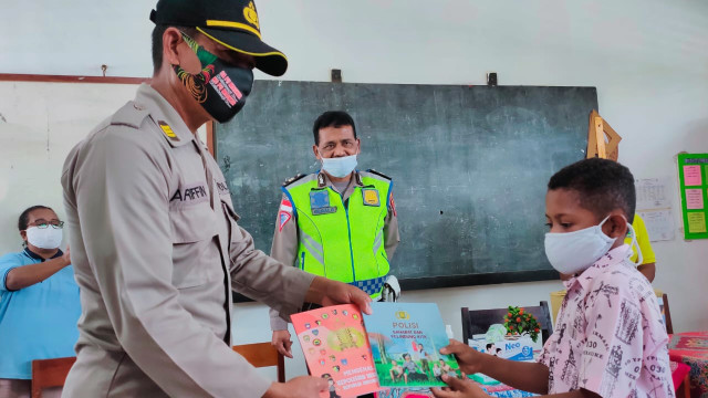 Program Polisi Sahabat Anak dengan membagikan berbagai buku bacaan tentang tugas kepolisian yang dilengkapi gambar menarik untuk anak-anak. (Dok Polda Papua)