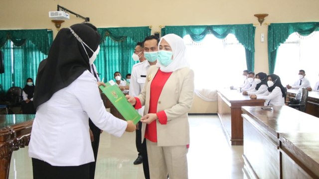 Bupati Bojonegoro, Dr Hj Anna Muawanah saat secara simbolis serahkan SK Pengangkatan PPPK. Jumat (24/02/2021) (foto: istimewa)