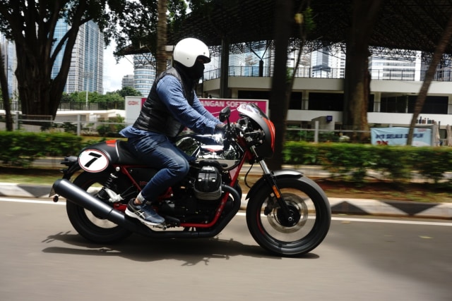 30 Menit Pertama Riding Moge Cafe Racer Moto Guzzi V7 III, Badan Auto Pegal? (22921)