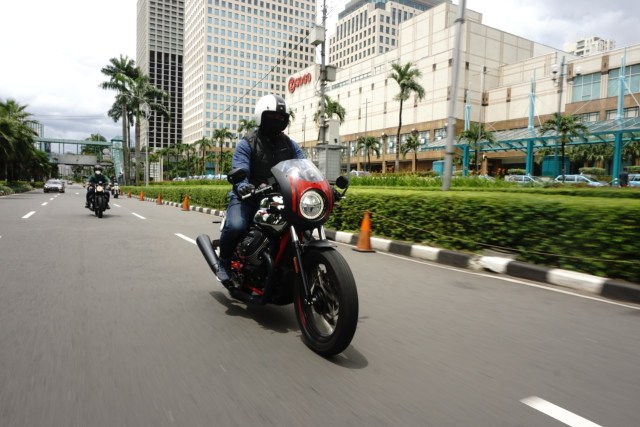 30 Menit Pertama Riding Moge Cafe Racer Moto Guzzi V7 III, Badan Auto Pegal? (22922)