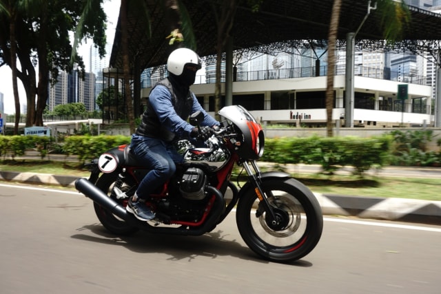 30 Menit Pertama Riding Moge Cafe Racer Moto Guzzi V7 III, Badan Auto Pegal? (22920)