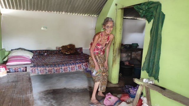 Mbah Srilah yang hidup sebatang kara di rumahnya, di Desa Sumurgeneng, Kecamatan Jenu, Kabupaten Tuban. (foto: ayu/beritabojonegoro)