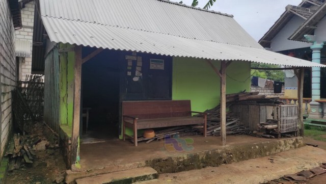 Kondisi rumah mbah Srilah di Desa Sumurgeneng, Kecamatan Jenu, Kabupaten Tuban. (foto: ayu/beritabojonegoro)