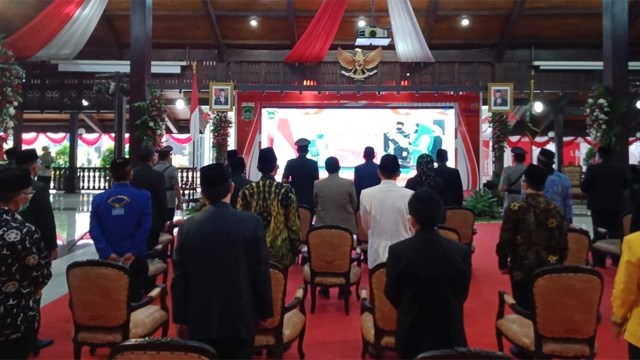 Forkopimda Kabupaten Malang mengikuti pelantikan Bupati dan Wakil Bupati Malang di Grahadi Surabaya, melalui virtual, Jumat (26/2/2021). (foto:Rizal Adhi Pratama).