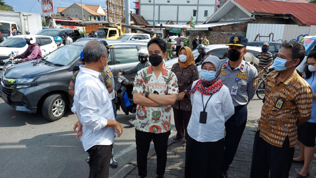 Wali Kota Solo Gibran Rakabuming meninjau kemacetan lalu lintas di Simpang 8 Joglo