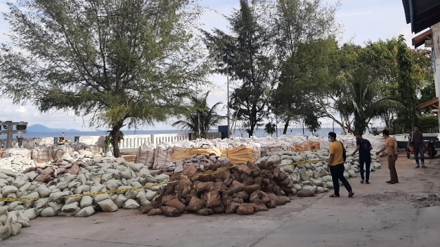 Ratusan karung berisi 150 ton limbah diduga hasil penambangan ilegal ditemukan aparat kepolisian di Aceh Selatan, Aceh. Foto: Dok. Polda Aceh