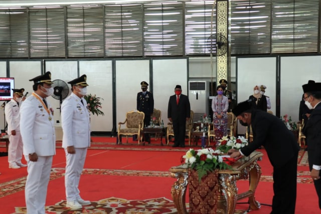 Bupati Kabupaten Ogan Komering Ulu (OKU) Selatan, Popo Ali Martopo dan Wakil Bupati Solehien Abuasir dilantik, Jumat (26/2). (Foto. Istimewa)